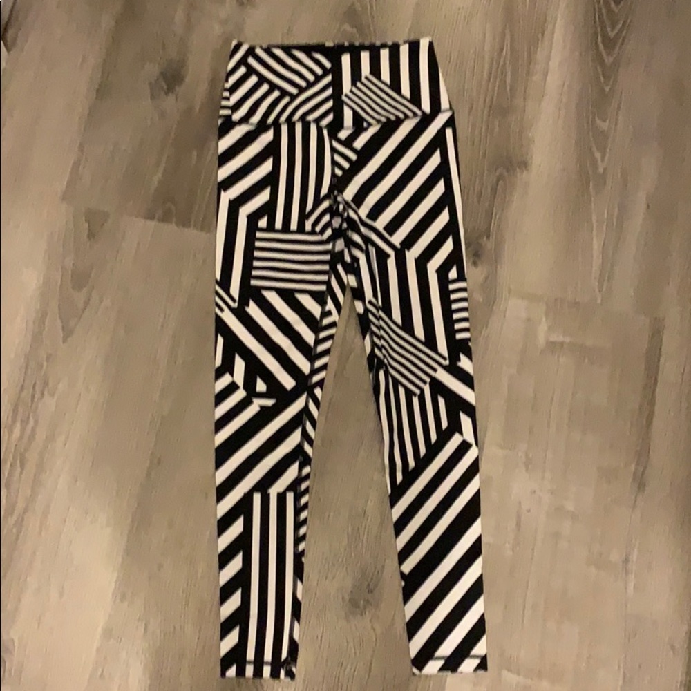 Victoria secret sport leggings black and white